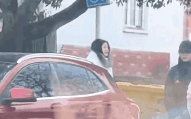 陈晓也带着老婆孩子回老家过年，还频频被网友偶遇，一家三口其乐融融~