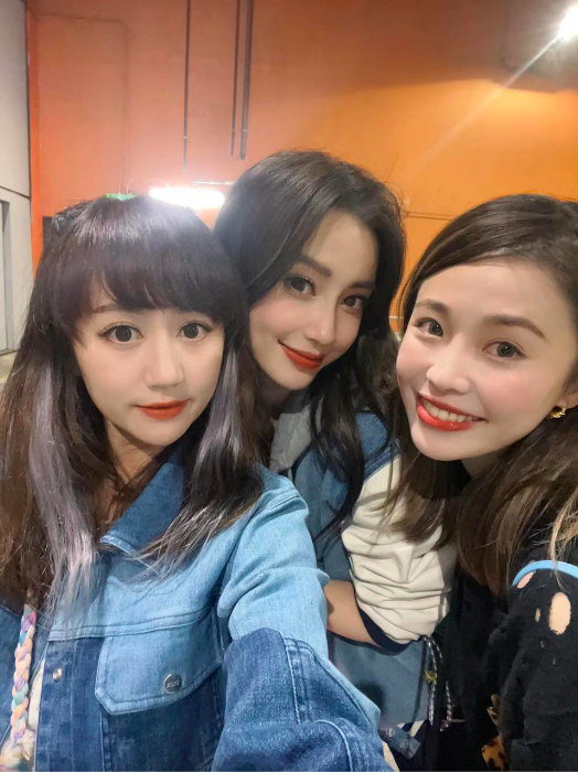 Angelababy特地返港携同好友一起观看BLACKPINK演唱会