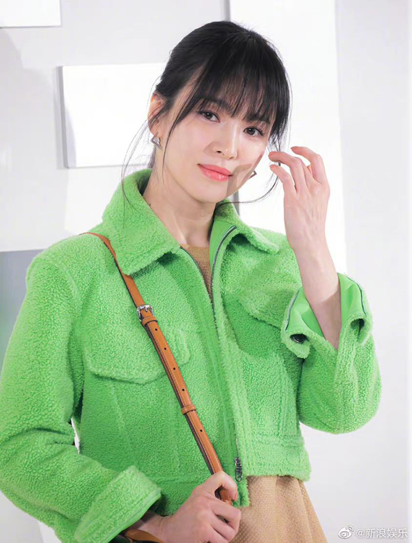 宋慧乔在活动的穿搭也成为全场热议的亮点