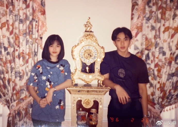 2 月1 日,吴尊在微博晒出他和妻子珍贵的旧照,庆祝他们「最重要的日子」