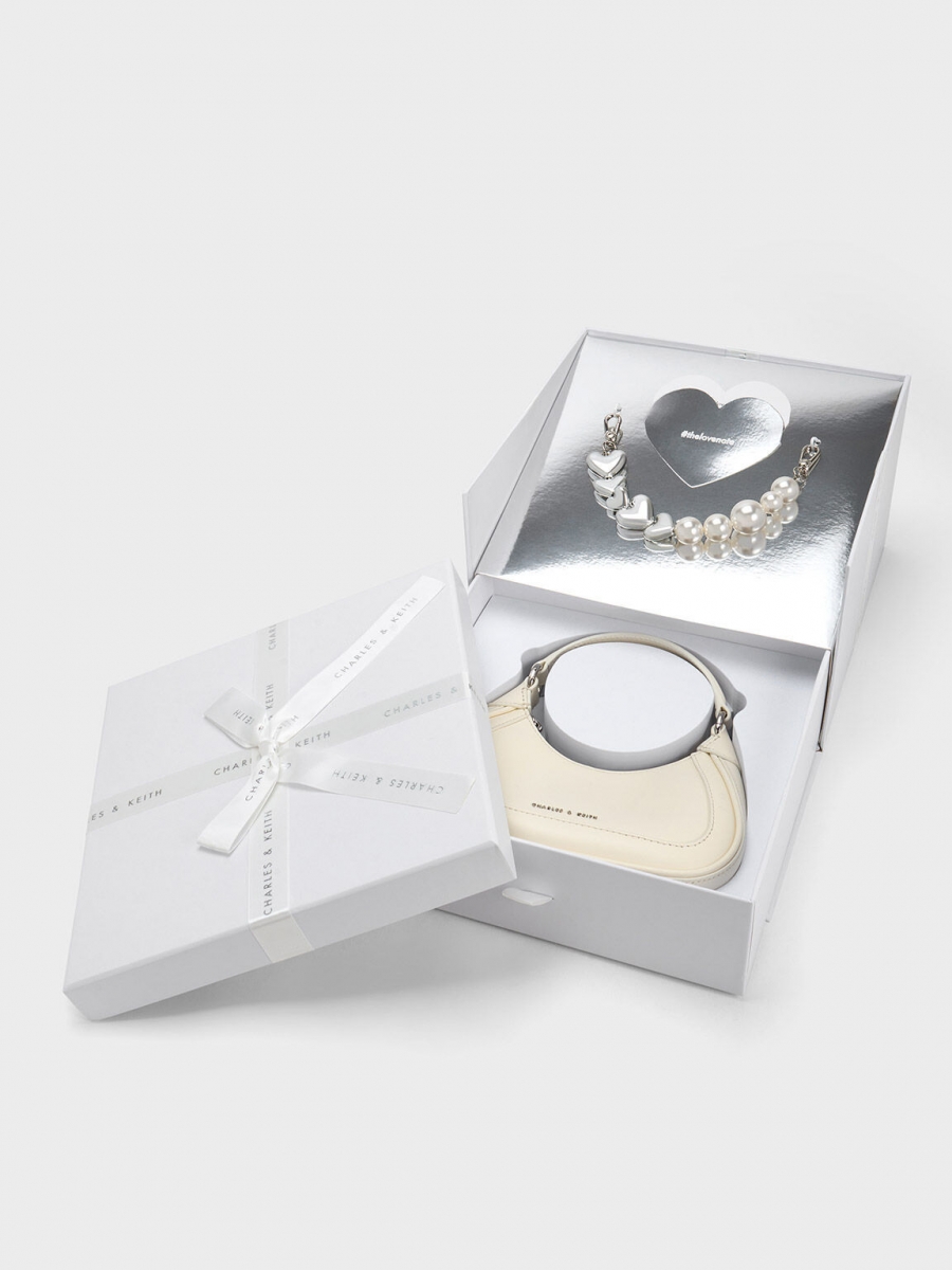 2、CHARLES & KEITH 爱心珍珠链包礼盒