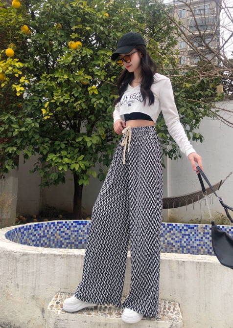 3、格纹款阔腿裤