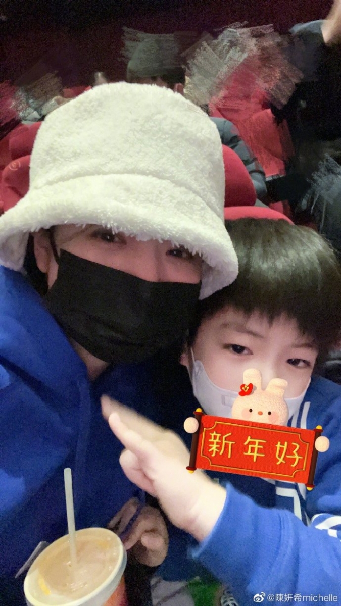 陈妍希也带儿子去电影院观赏科幻片《流浪地球 2》