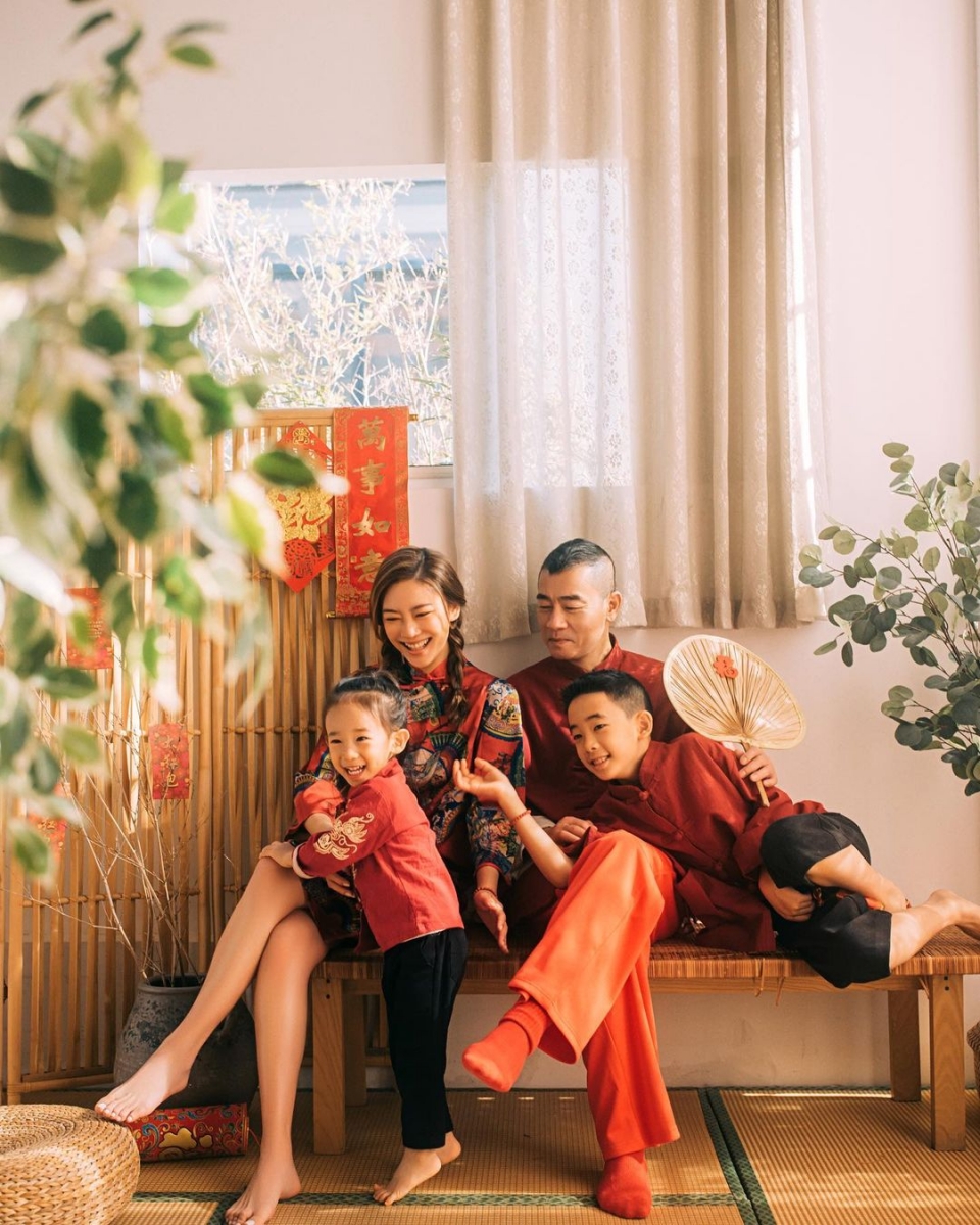 组织一家四口幸福家庭