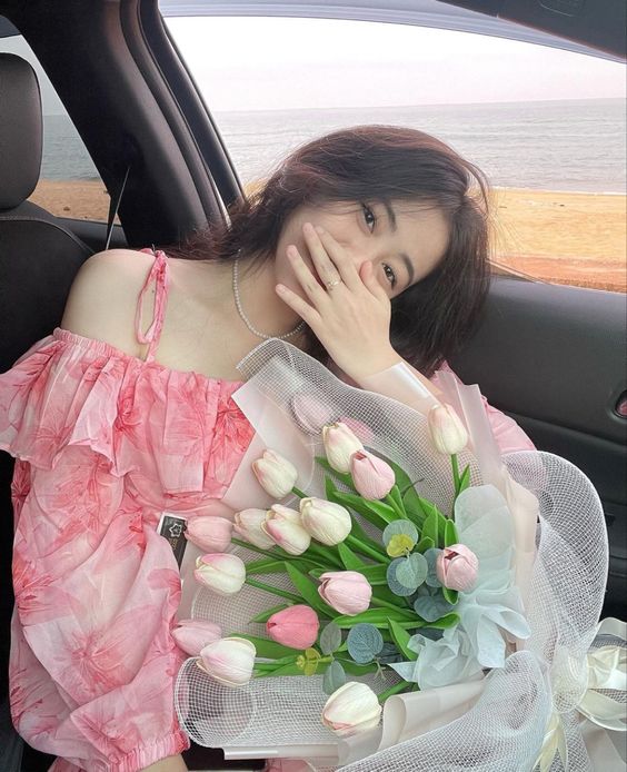 借由送花束、巧克力或礼物给挚爱表达爱意