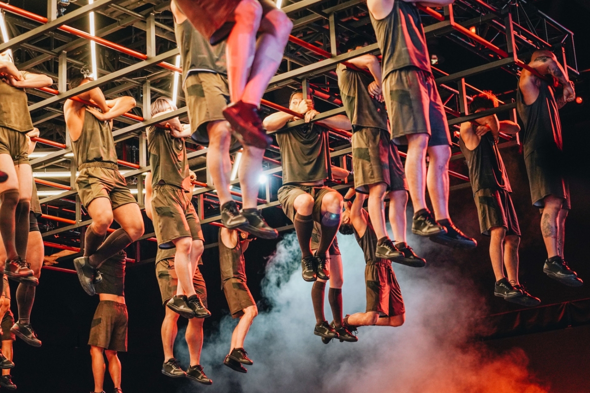 赛前热身关卡(比拼吊单杠)