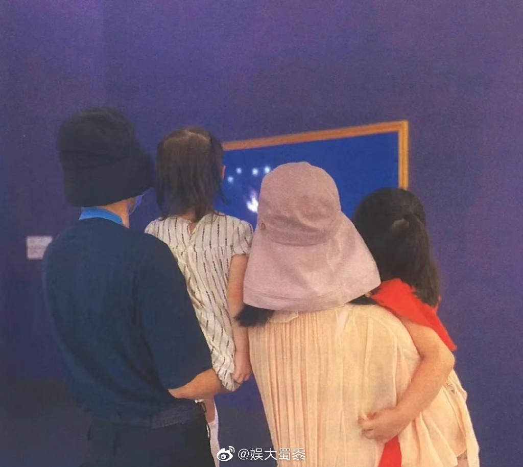 粉丝原本期待可以在这特别的一天看到谢娜一家五口的合照