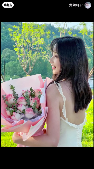 以背身抱花的姿势,拍侧脸就完成啦~