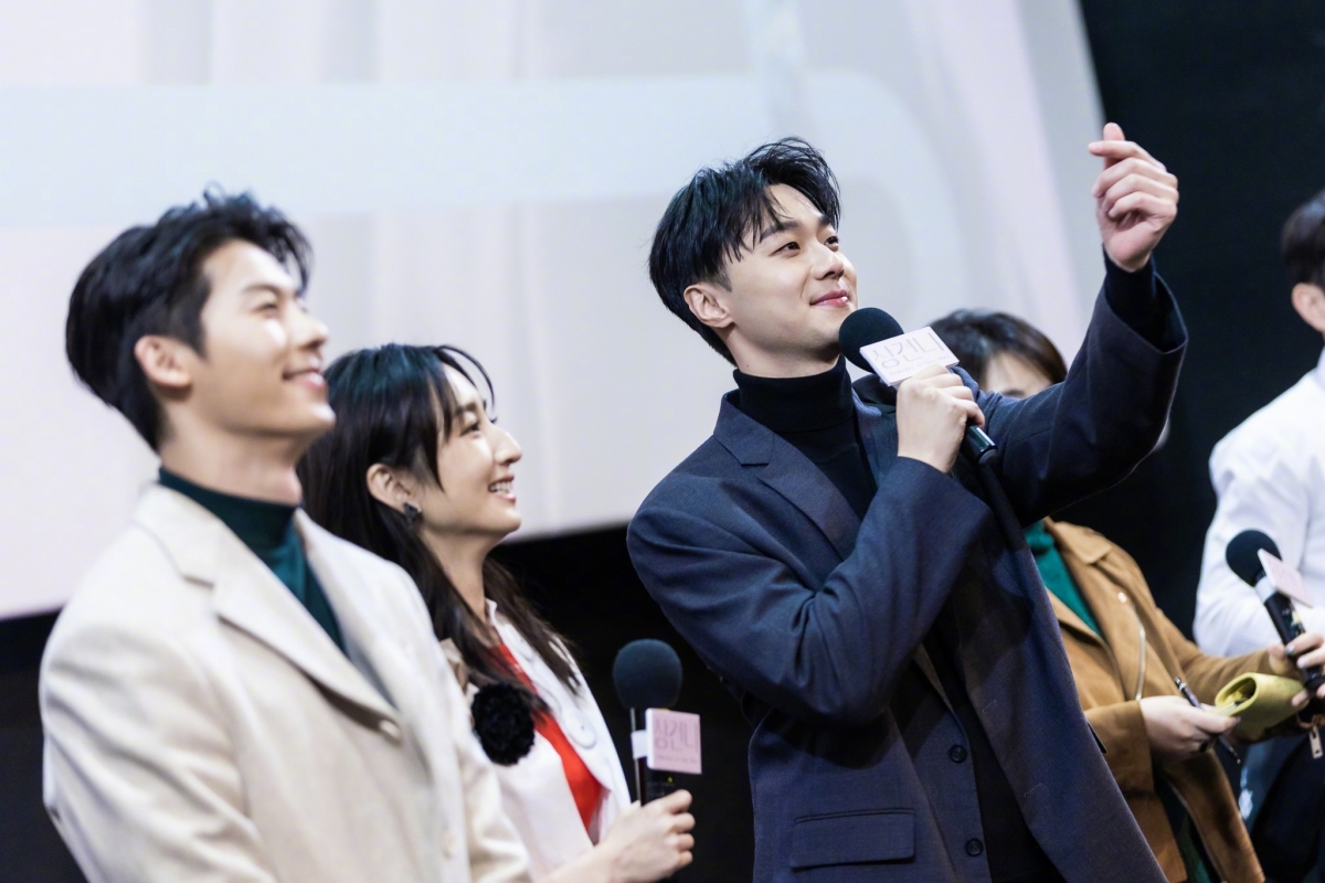 热情的粉丝在看到三人出场时也陷入疯狂