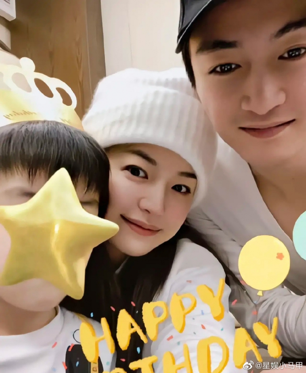 儿子小星星完全继承了爸爸妈妈的外貌基因呢~