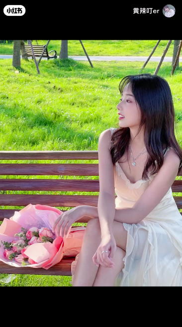可以把花放旁边,人放三分线上,不看镜头、脸往侧边看