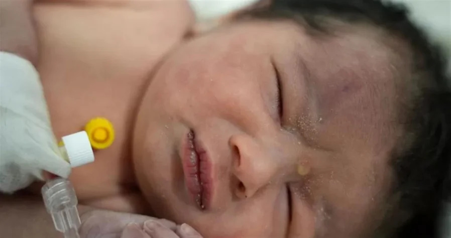 救出一名新生女婴