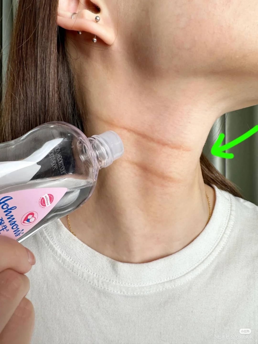 Step 1. 婴儿油按摩颈部
