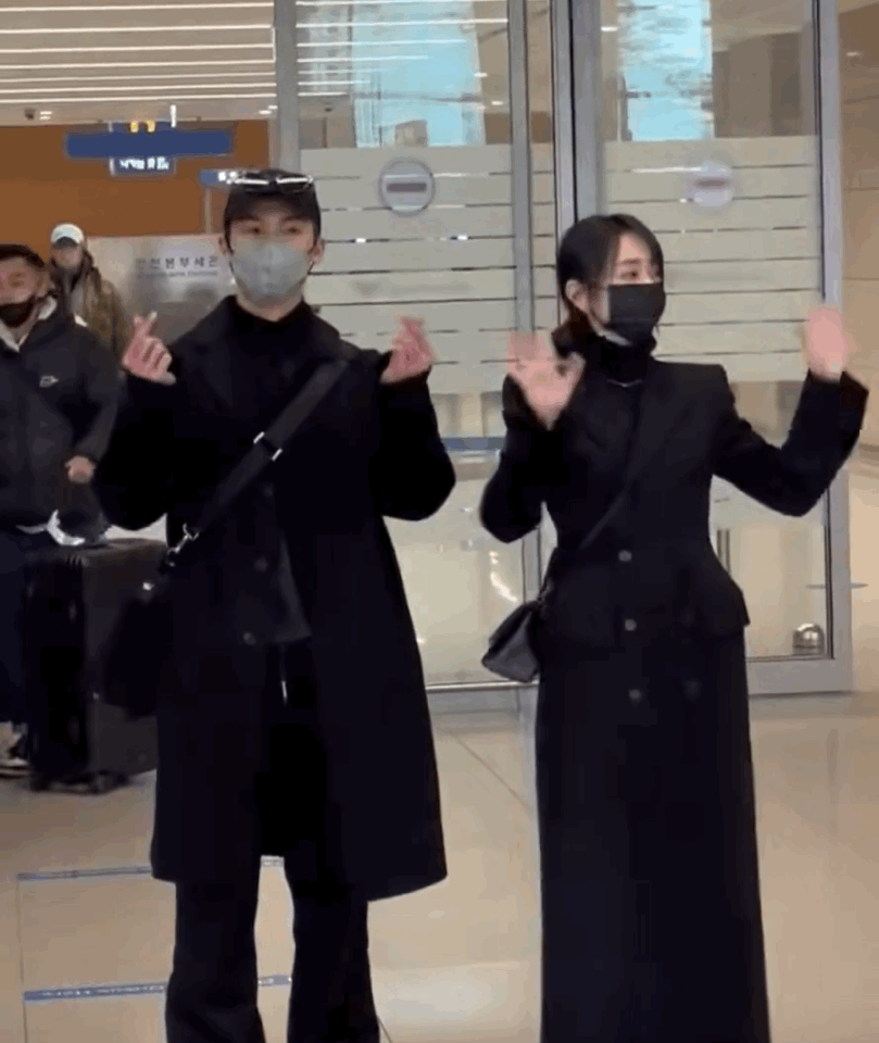 提前抵韩的柯佳嬿和许光汉受到了粉丝们的热情接机,现场挤满人潮