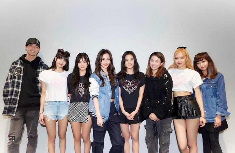 她与BLACKPINK成员的同框合照随即曝光