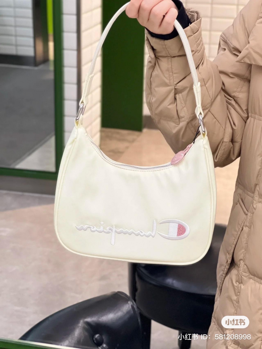 精致的 Champion 标志刺绣
