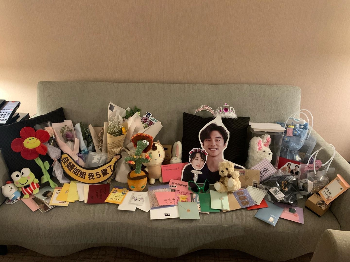 她还巧妙地将自己头像的应援手牌摆在孔刘旁边,营造两人「合体」的画面