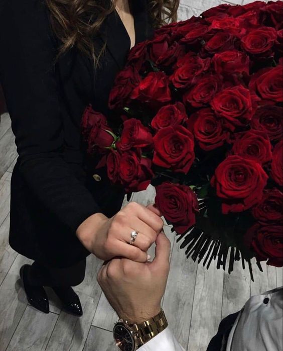 借由送花束、巧克力或礼物给挚爱表达爱意