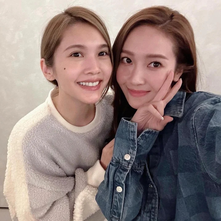 合照中Jessica举起手机自拍,两人靠在一起脸贴脸俏皮比YA,表现得十分亲密。