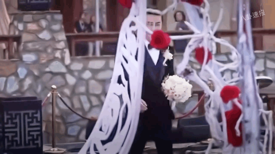 当年陈晓在婚礼上的「头纱吻」，至今还是网络流传佳话~