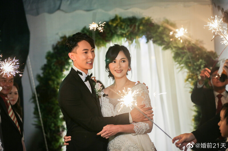 吴尊为了弥补这个遗憾,带着妻子上综艺《婚前 21 天》,想给妻子一个完美的婚礼