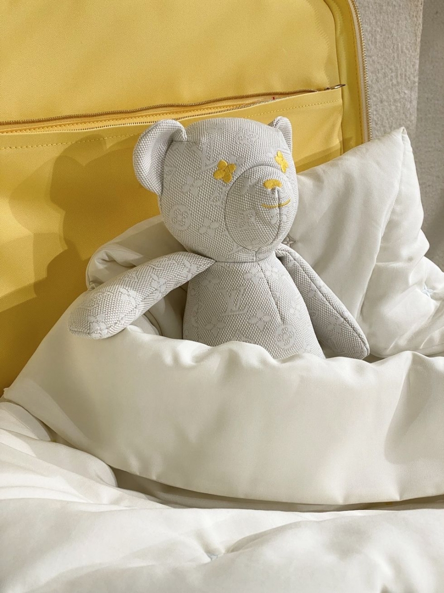 不知是谁家的宝宝从小就能抱着 LV 的布偶小熊睡觉呢?