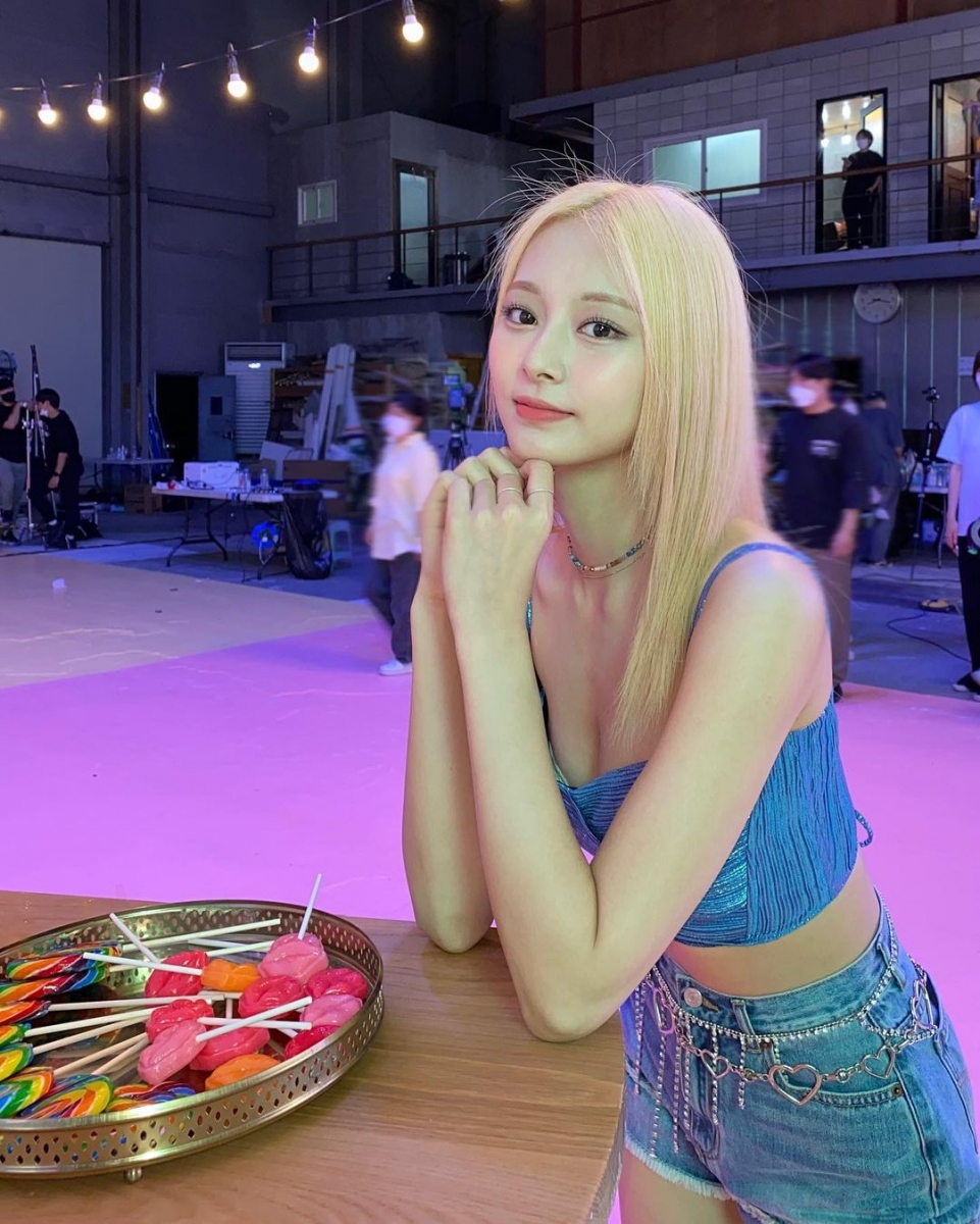 “忙内”「周子瑜」更是从出道开始就以惊人美貌受到了各界的关注