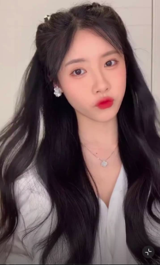 情人节约会发型1、精致公主头