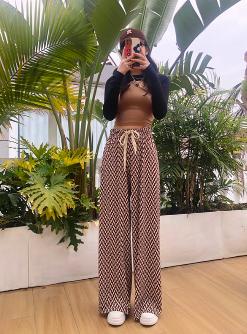 3、格纹款阔腿裤