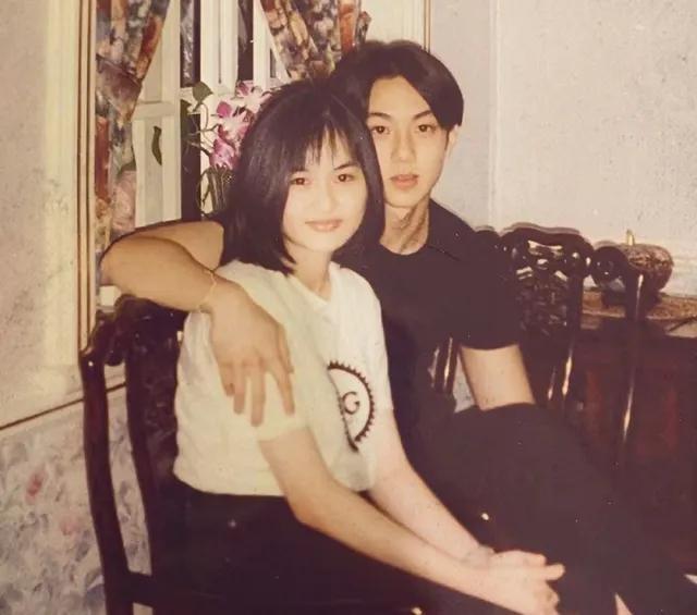 林丽吟留着一头短发,皮肤白皙、笑容甜美,吴尊很快就喜欢上她