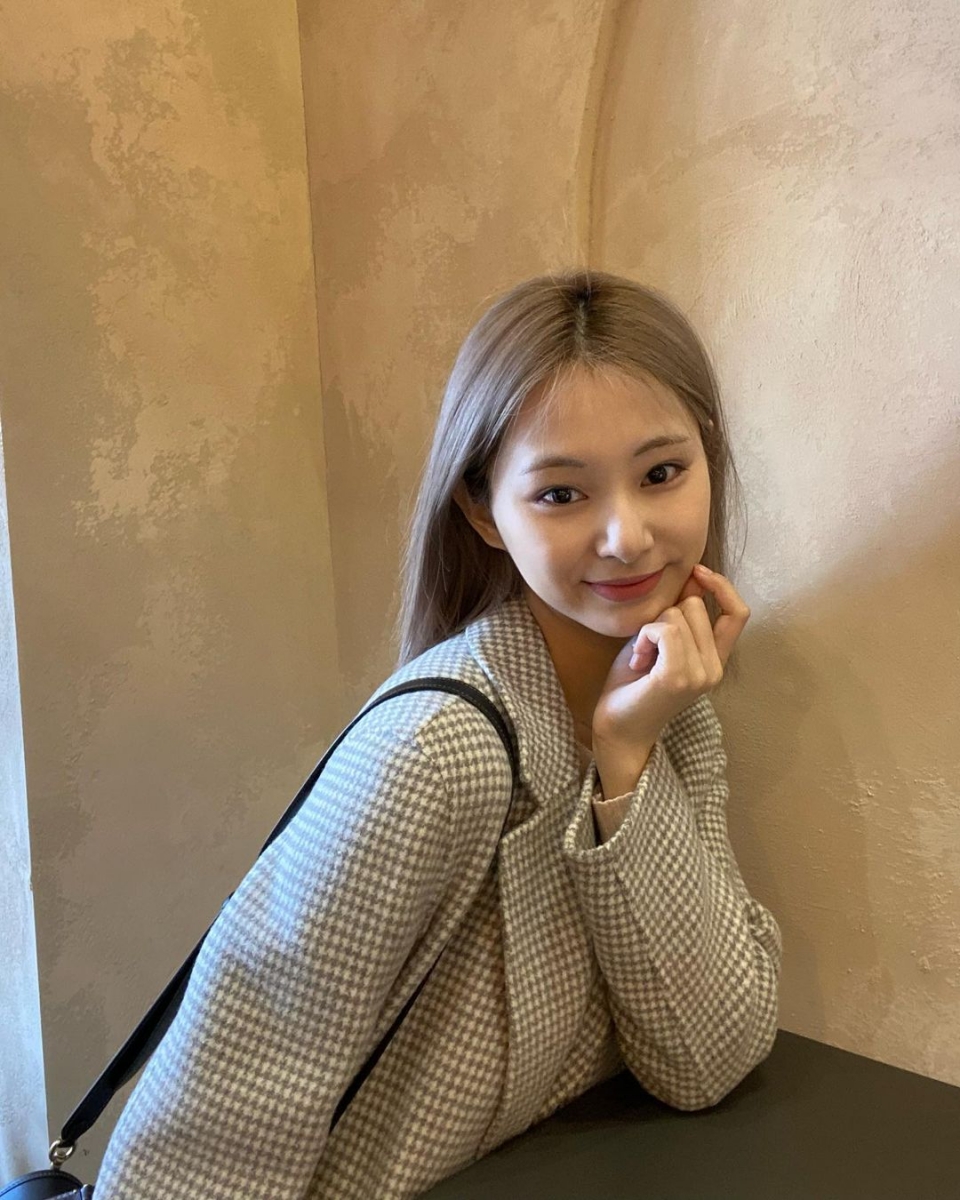 子瑜从 15 岁开始就马不停蹄地工作,如今有能力了也是第一时间考虑到父母,真的是很乖巧懂事的女儿没错啦~