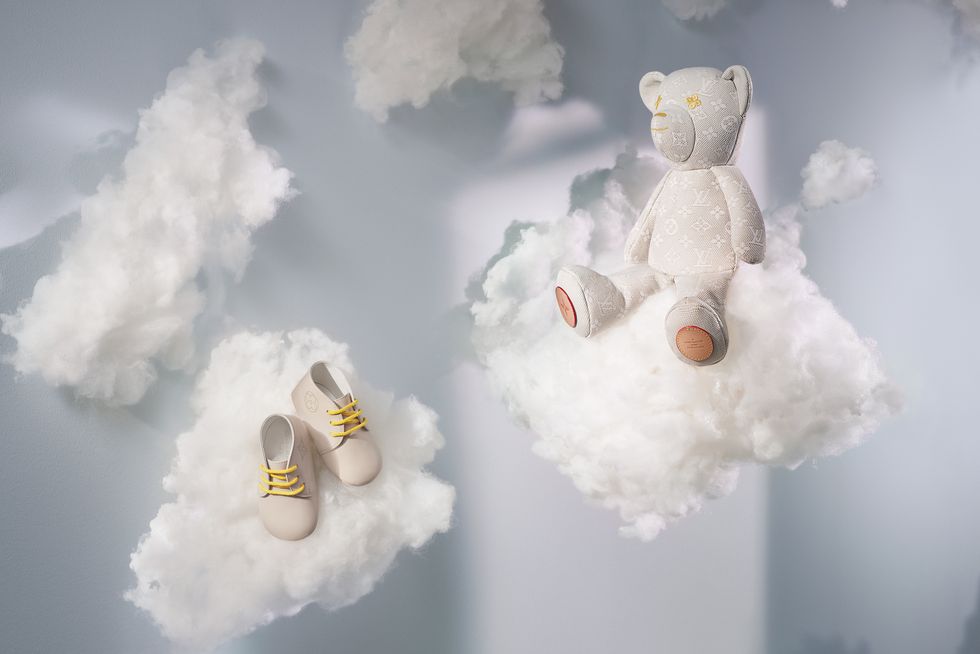 作为 LV 首次涉足童装市场的全新系列,设计团队想必是用尽心思,最后定下了这个以「玩具」为灵感的设计风格。