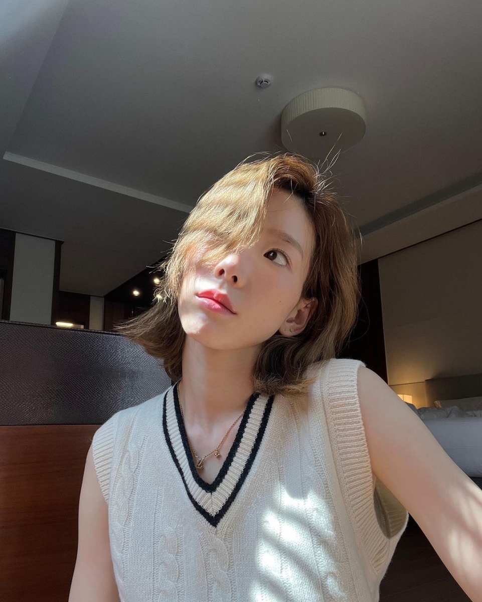 「偶像」这份工作,一方面享受着普通人无法企及的「名」和「利」,一方面也承受着一般人无法想象的「酸」和「辛」