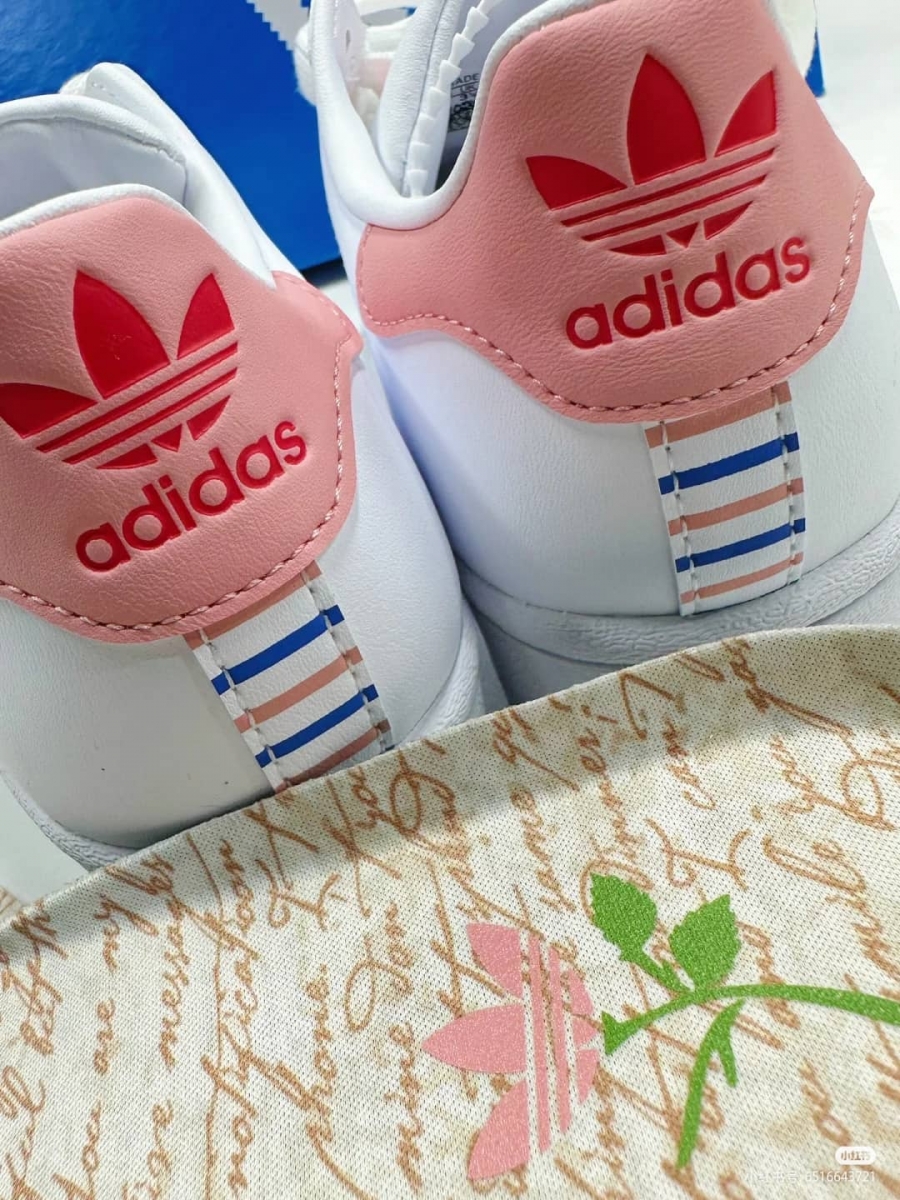 adidas三叶草标签印于鞋舌和鞋后跟