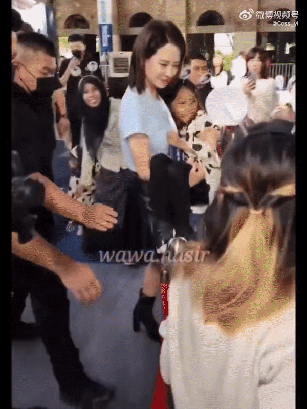 宋智孝直接将小孩抱回座位