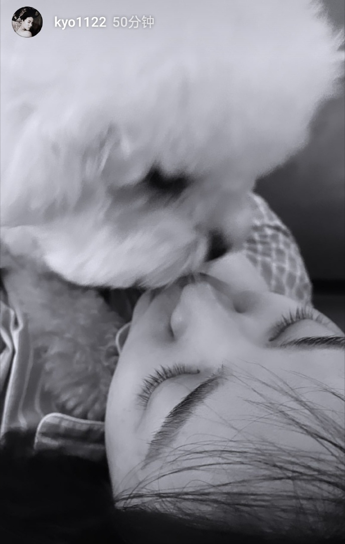 自己和爱犬Ruby的嘴对嘴亲亲照