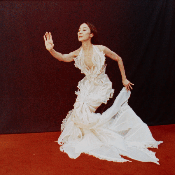 她 18 岁时因过度练习,导致脊柱受伤,“首席芭蕾舞者”从此成了遥不可及的梦