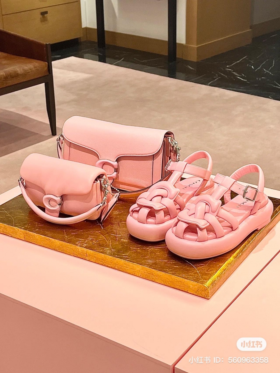 酒神包一样换上了春夏清新的色调