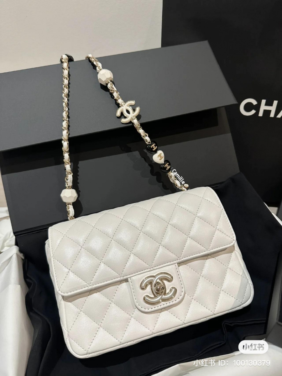 CHANEL 白色琅扣爱心包