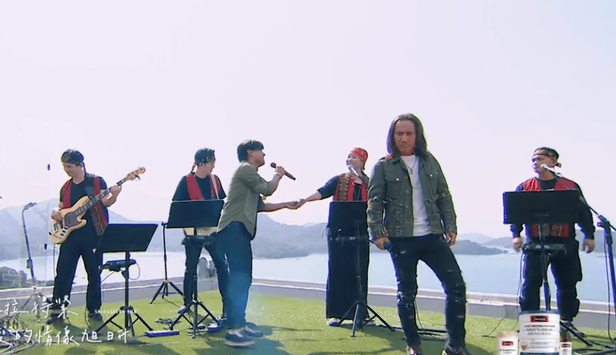 开场先是由「动力火车」演唱《娜鲁湾情歌》