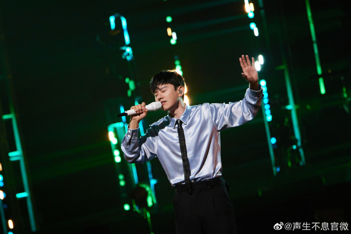 压轴表演的《想见你》成功引起全场大合唱,让气氛达到最高潮~