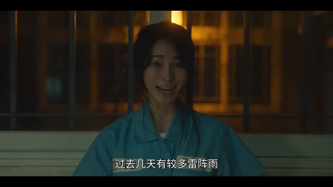 朴涎镇在监狱里被霸凌,强颜欢笑为监狱“大姐大”播报新闻的样子,让人联想到她曾经也是这样指使文同珢为他们表演跳舞的