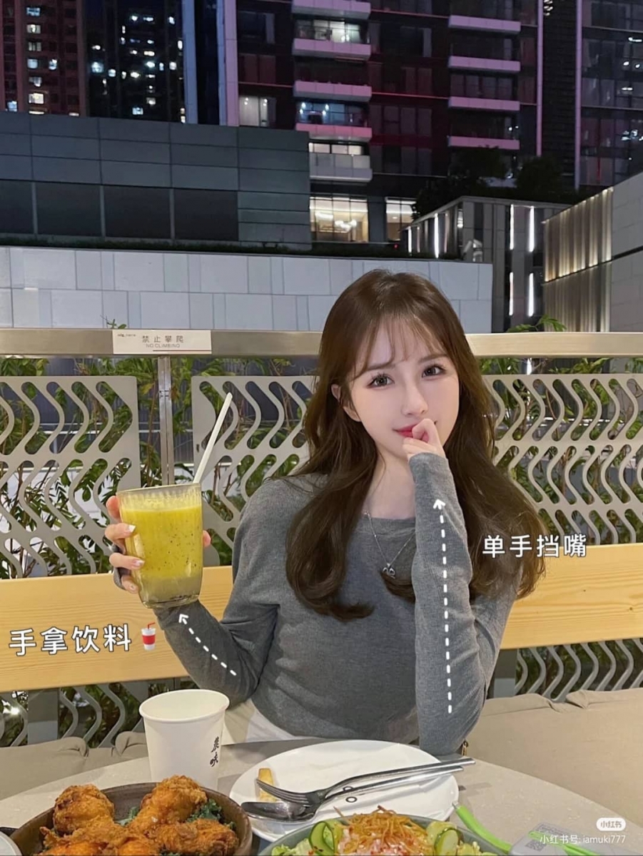 Pose 2、手拿饮料+单手挡嘴