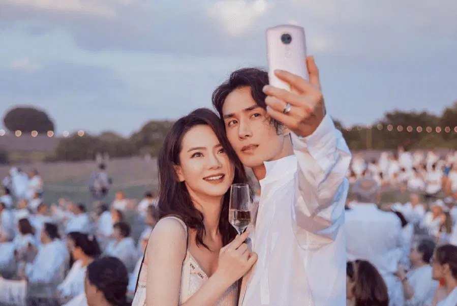 戚薇长出新头发之后,开心和“秃头小宝贝”炫耀
