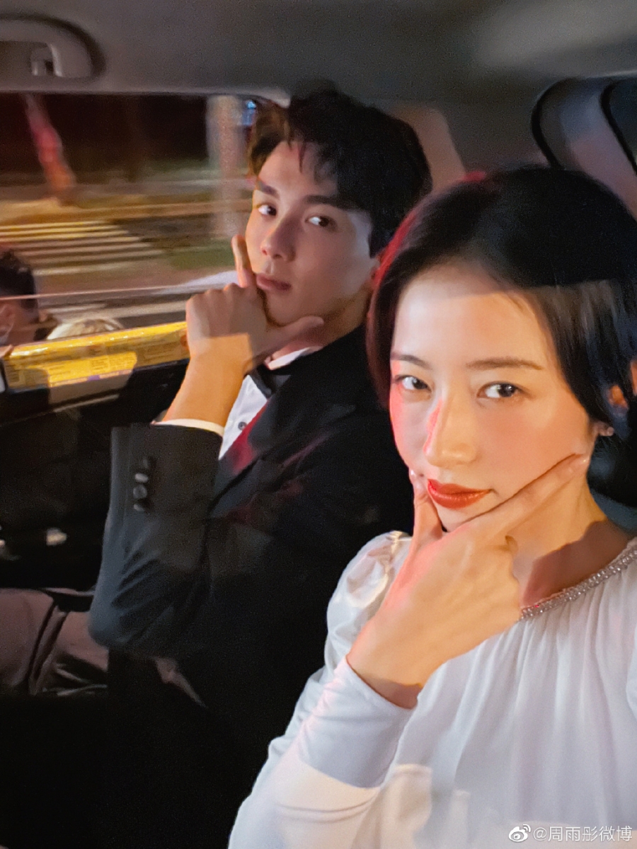 《爱情而已》找来了吴磊和周雨彤分别饰演 20+ 的运动员和 30+ 的职场精英