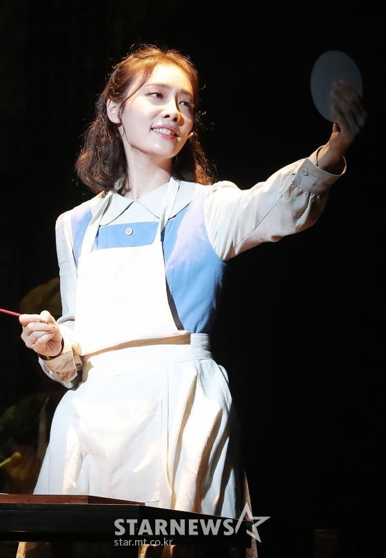 作为音乐剧演员出道