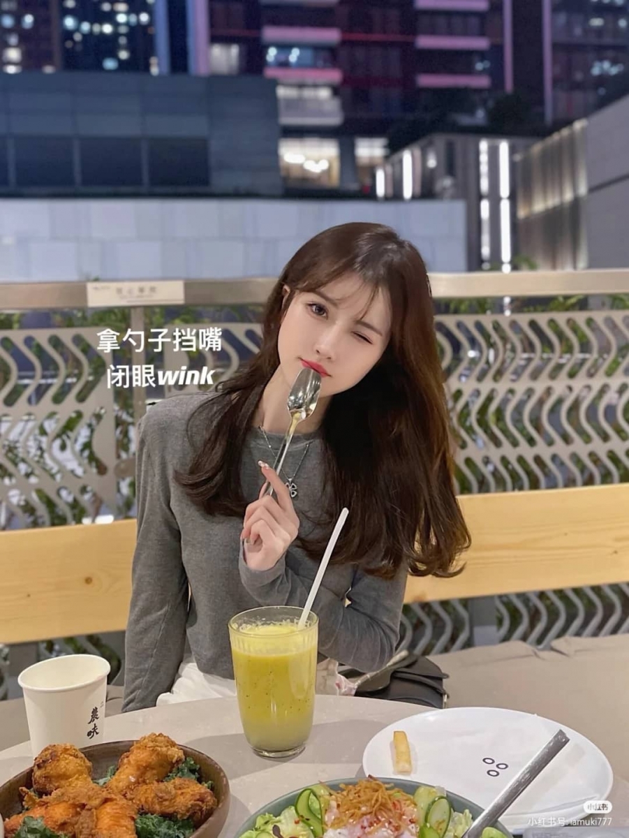 Pose 5、拿勺子挡嘴+闭眼wink