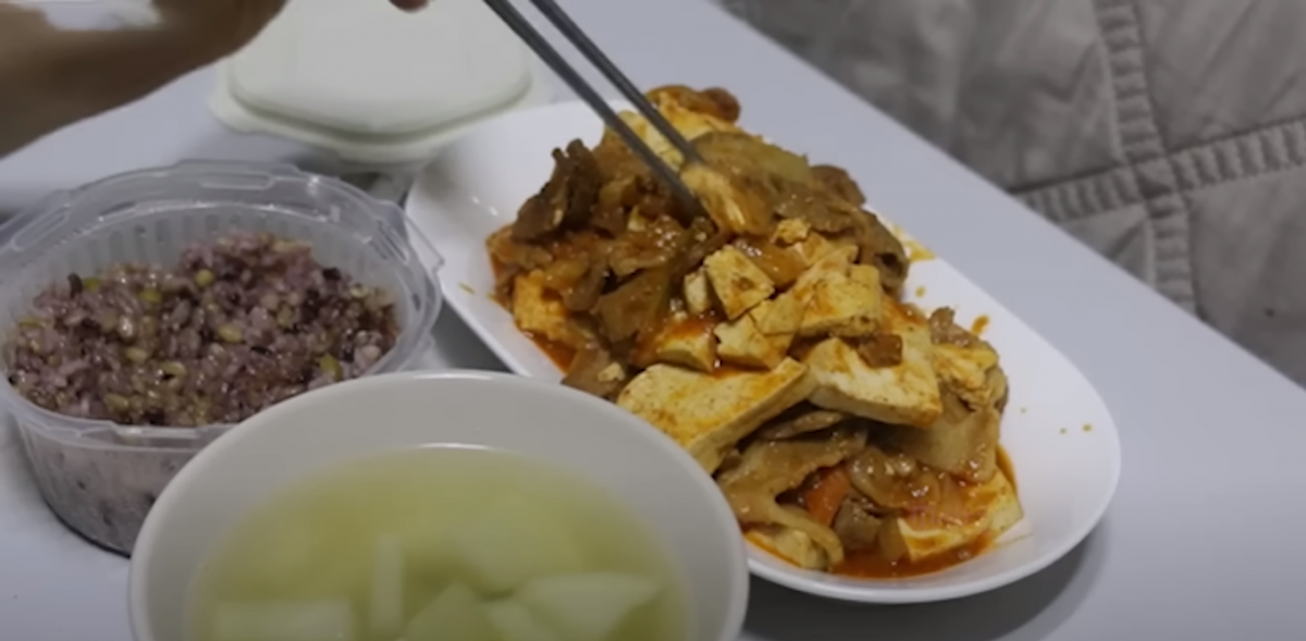 2、从公司食堂打包剩菜
