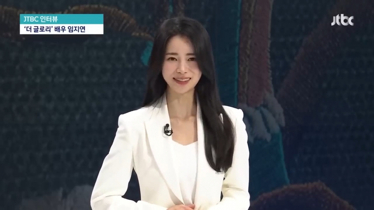 一秒进入到主播人设,专业地念出剧里一串有关雾霾的台词