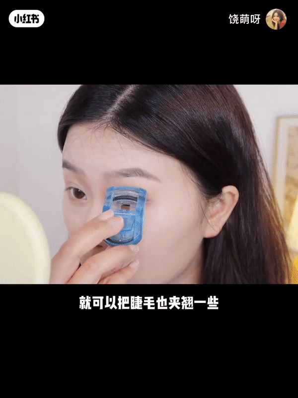 先用纸巾把睫毛膏刷子揉一揉